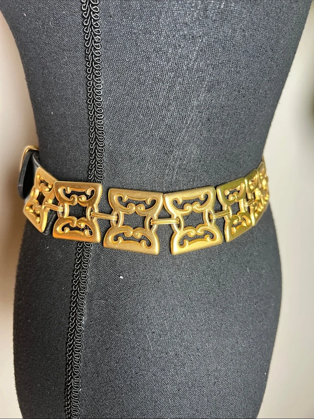 ESCADA Avignon Vintage Black Leather Gold Buckle Decorative Square Chain Link S